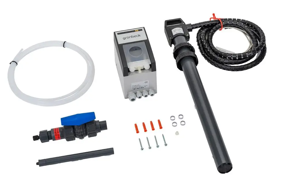 Grünbeck Dosieranlage mit einem Steuergerät, Schläuchen, einer Pumpe, einem Ventil und Montagematerial. Zubehör zur chemischen Dosierung in Fluidanlagen.